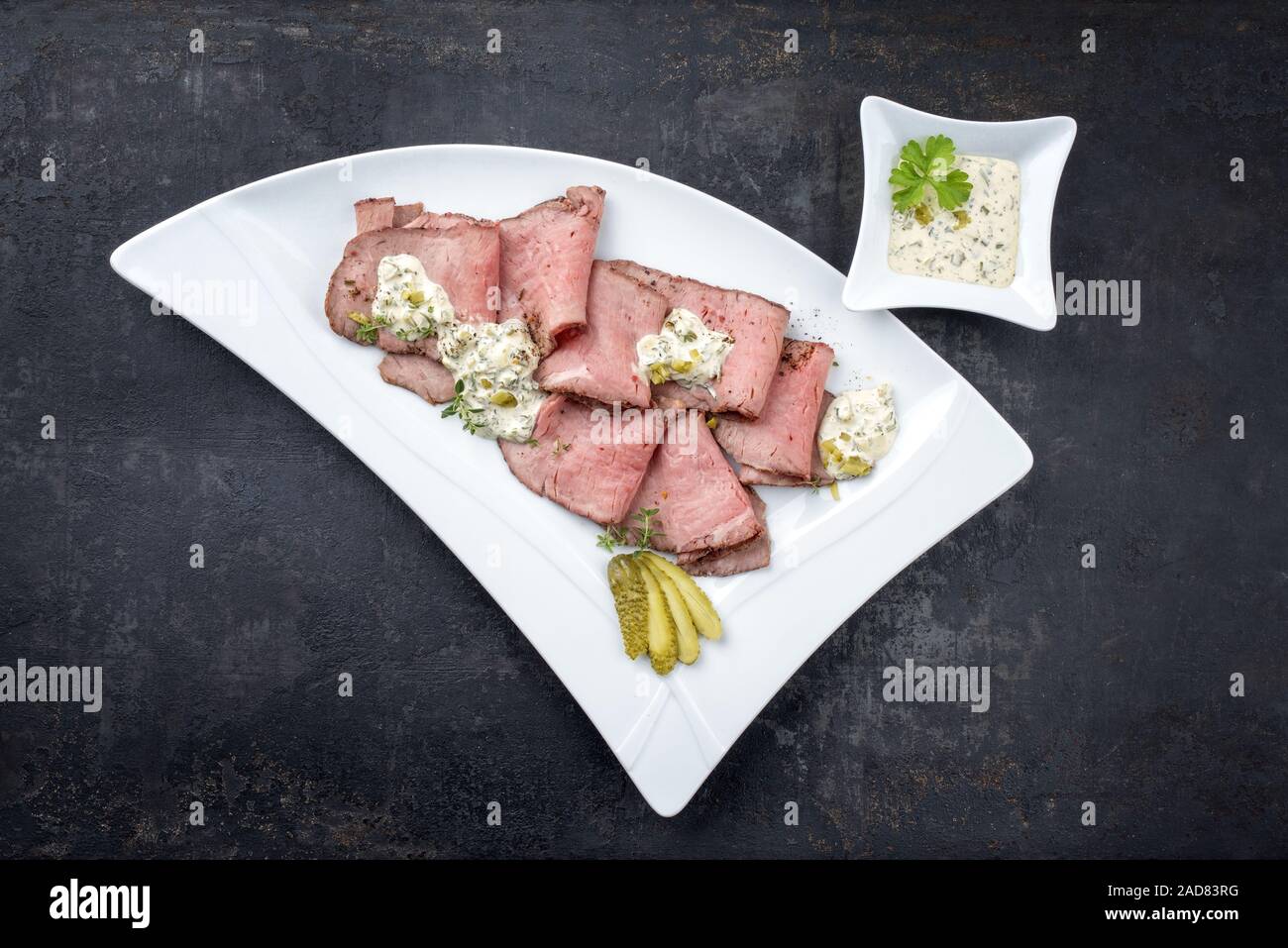 Traditionelles Mittagessen Fleisch mit in Scheiben geschnittenen Wurst Roastbeef und Remoulade als Draufsicht auf eine weiße Platte mit Platz kopieren Stockfoto