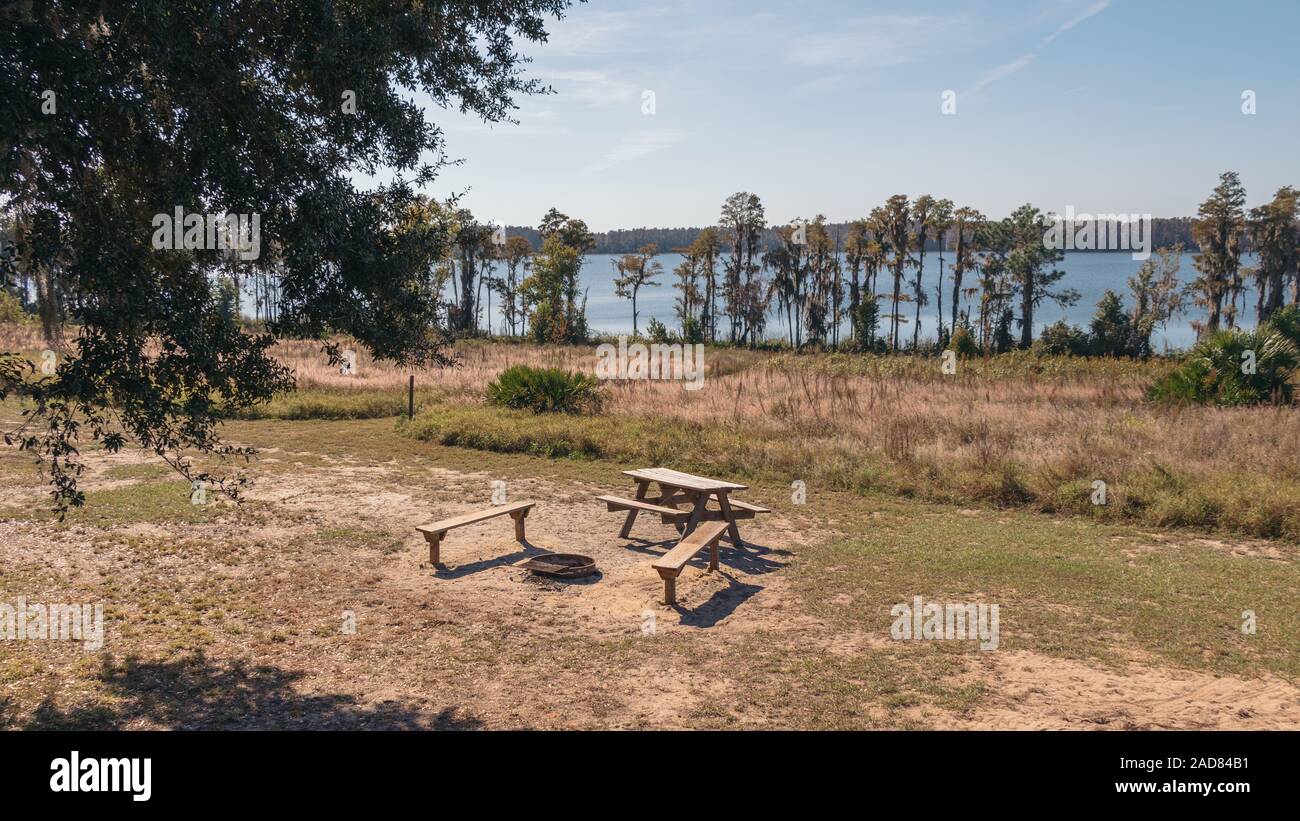 Die Kabinen bieten Dixie See in See Louisa State Park in der Nähe von Orlando, Florida. Stockfoto