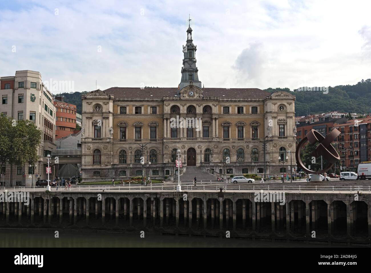 Bilbao barocke Rathaus auf dem rechten Ufer der Mündung des Flusses Nervion Bilbao, Baskenland, Stockfoto