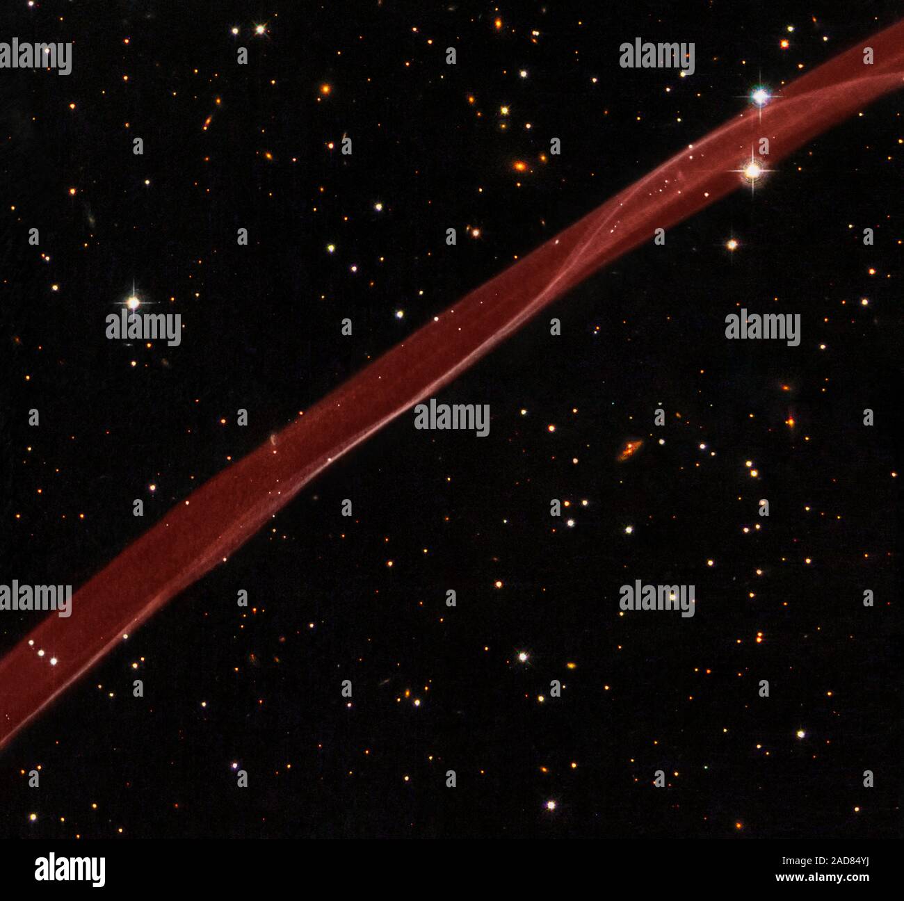 Ein zartes Band der Gas schwebt unheimlich in unserer Galaxie. Ein kondensstreifen von einem ausserirdischen Raumschiff? Ein Strahl von einem Schwarzen Loch? Tatsächlich, dieses Bild, von NASA's Hubble Space Telescope, ist eine sehr dünne Abschnitt einer Supernova Überrest einer Sternexplosion, die vor über 1.000 Jahren aufgetreten. Am oder um den 1. Mai, 1006 A.D., Beobachter aus Afrika nach Europa in den Fernen Osten miterlebt und die Ankunft des Lichtes ab, was heute als SN1006, einer gewaltigen Supernova-Explosion, die in den endgültigen Untergang eines Weißen Zwergsterns fast 7.000 Lichtjahre entfernt verursacht. Die Supernova war wahrscheinlich die Stockfoto