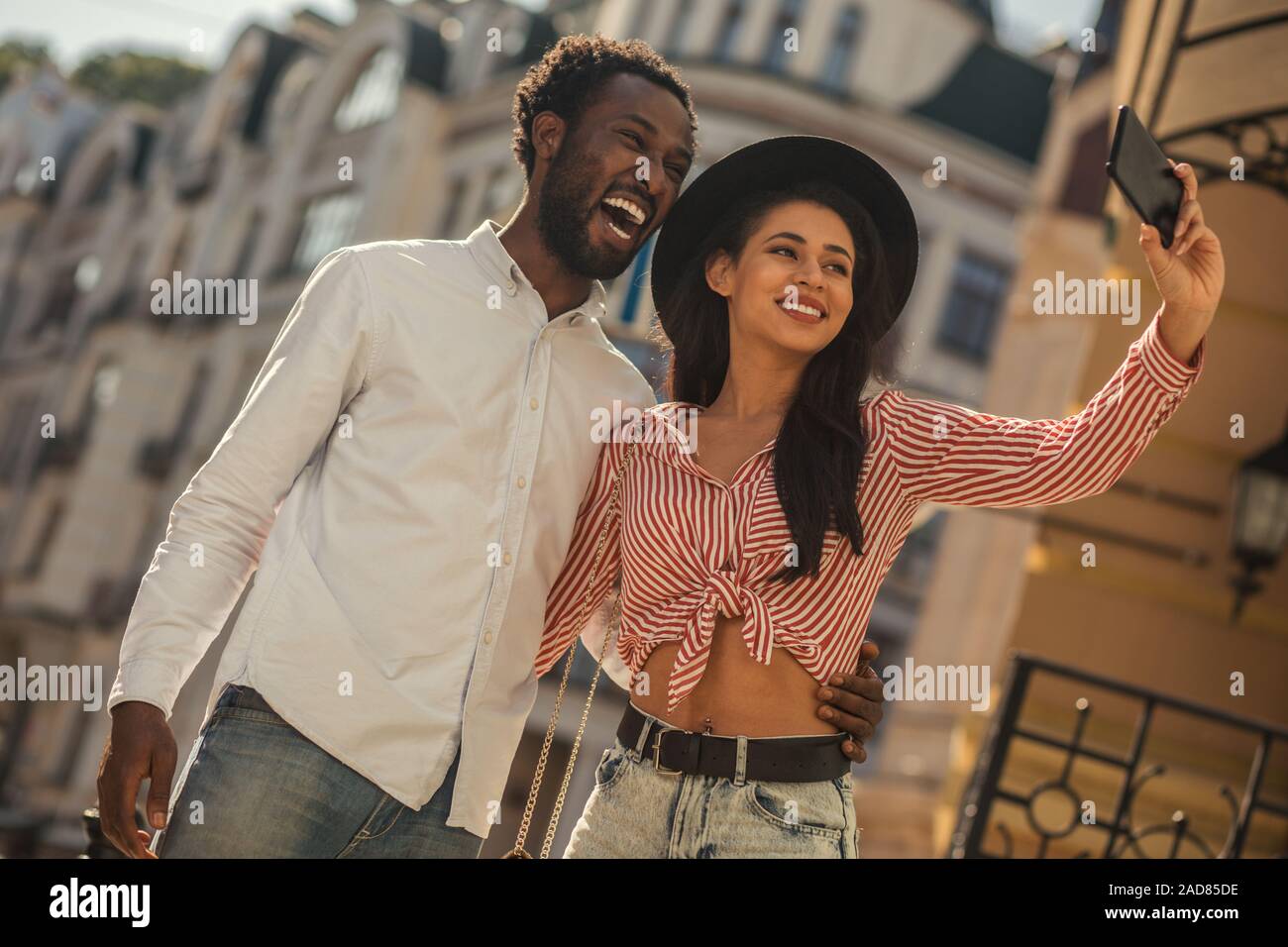 Paar Fotos auf der Straße und suchen gerne Stockfoto