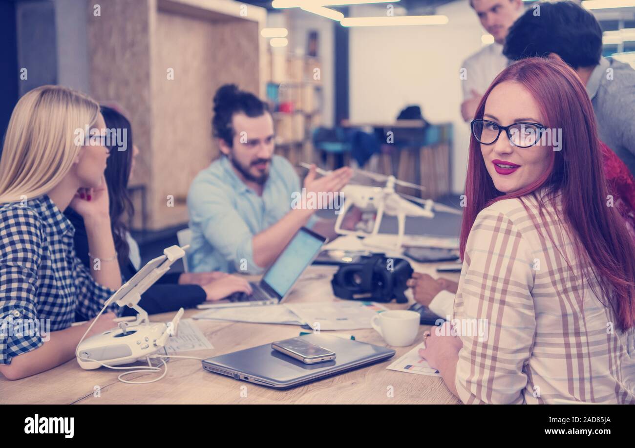 Redhead Business woman Lernen über drone Technologie Stockfoto