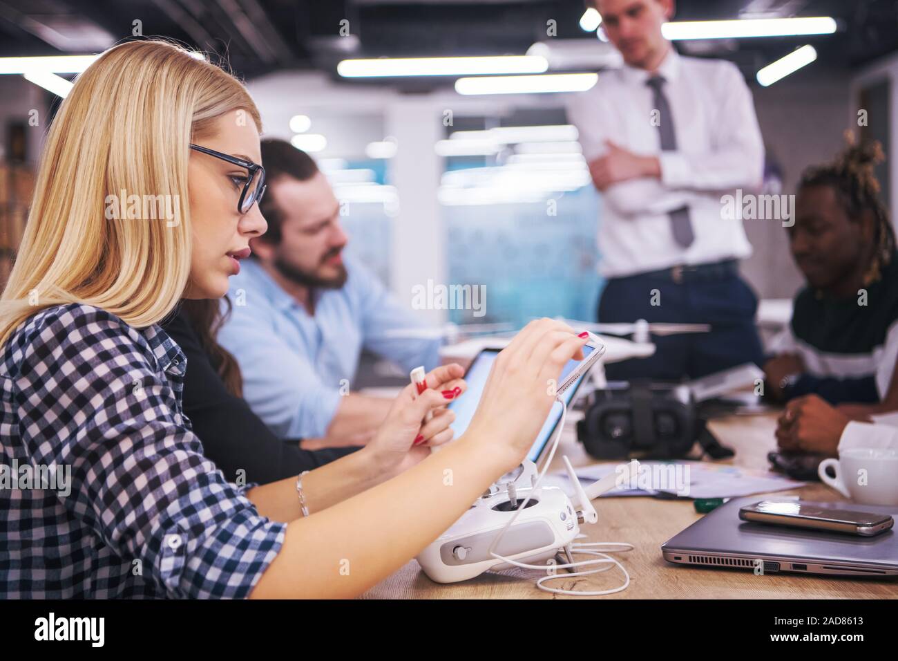 Blond Business woman Lernen über drone Technologie Stockfoto