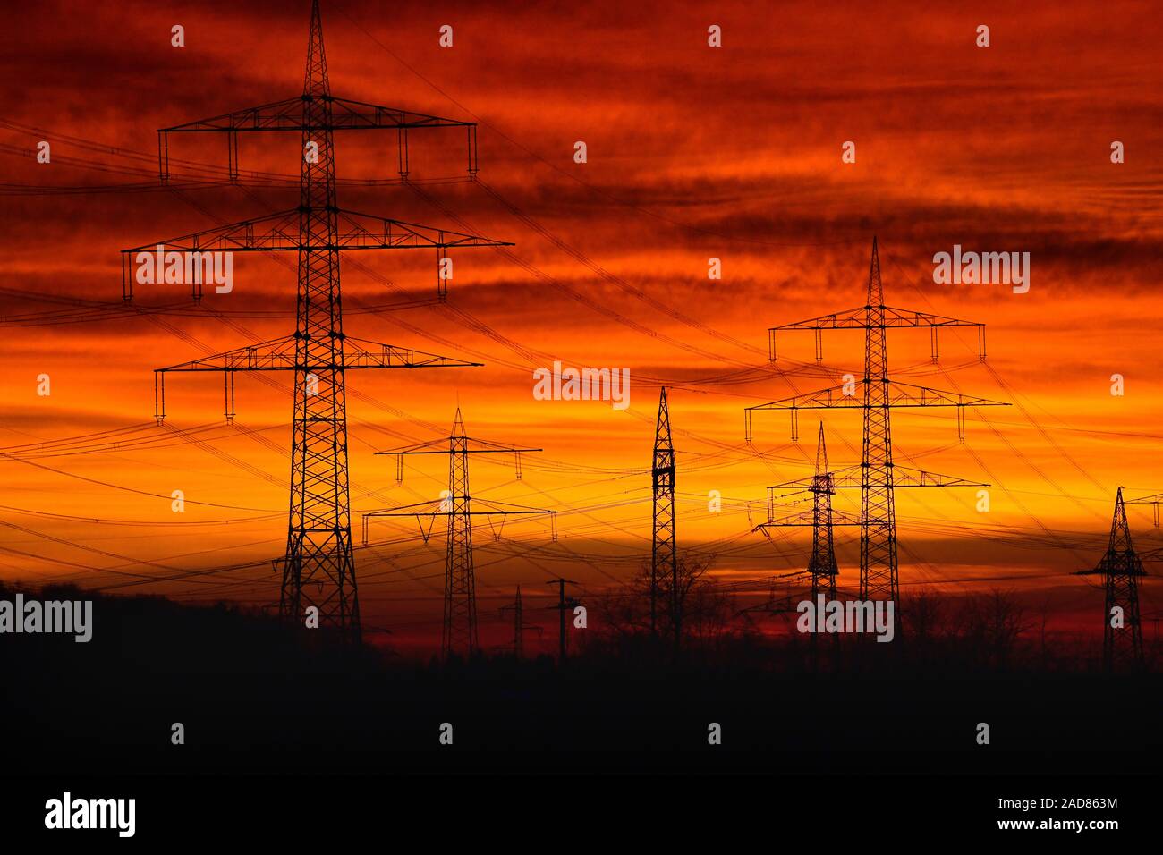 Sonnenuntergang über die Strom- und Hochspannungsleitung auf dem Dinkelberg in Süddeutschland Stockfoto