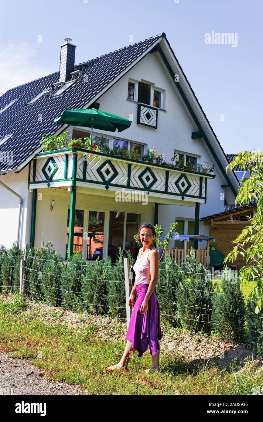 Frau vor Ihrem eigenen Haus Stockfoto