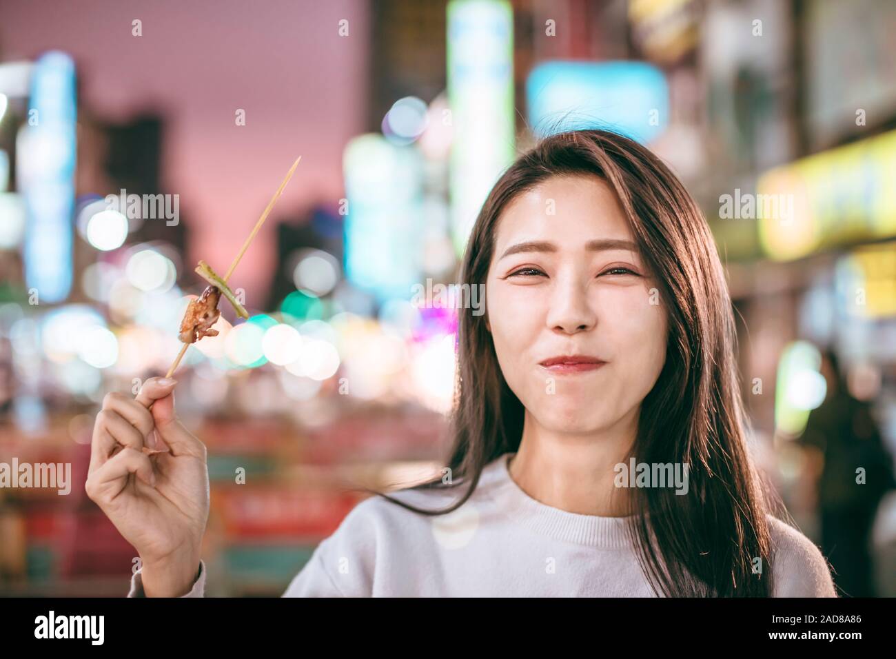 Asiatische junge Frau Street Food in der Nacht Markt Stockfoto