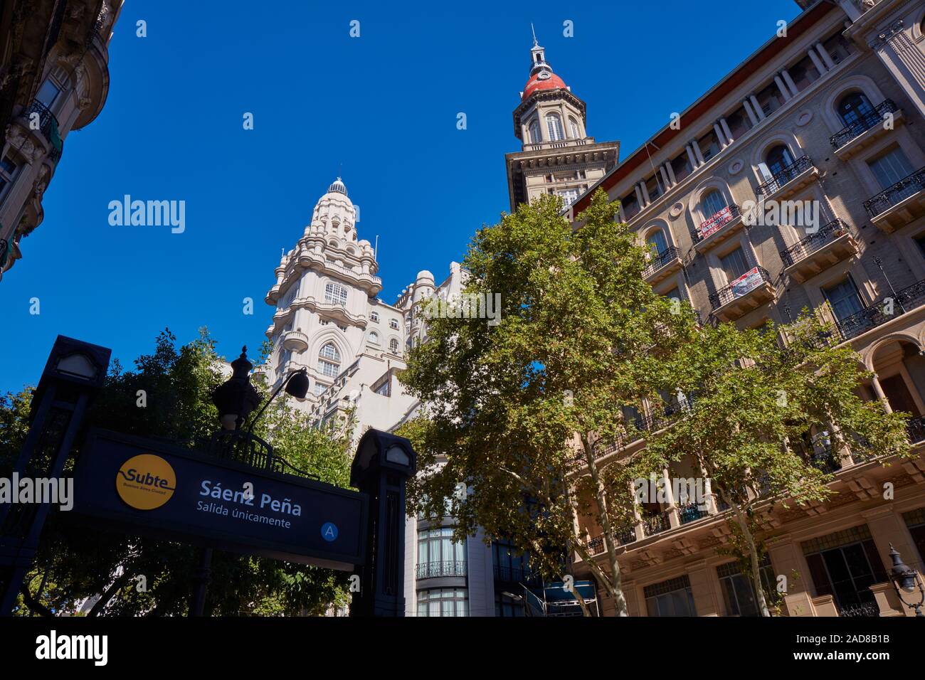 Der Palacio Barolo' und 'La Inmobiliaria' Gebäude aus der U-Bahn Station aenz Peña" gesehen. Die Avenida de Mayo, Buenos Aires, Argentinien. Stockfoto