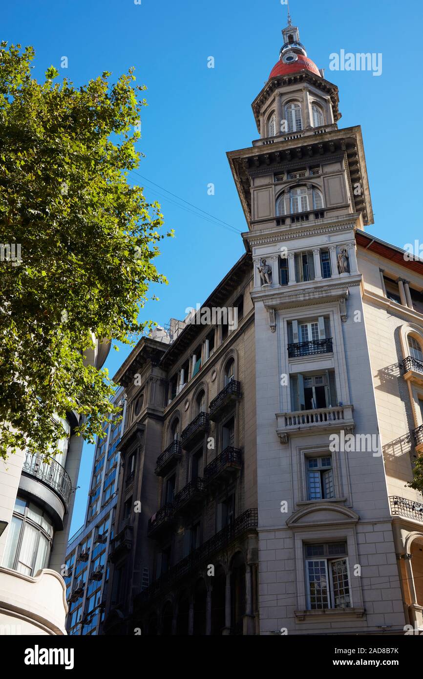 Einer der Türme von 'La Inmobiliaria' Gebäude in der Avenida de Mayo, Buenos Aires, Argentinien. Stockfoto