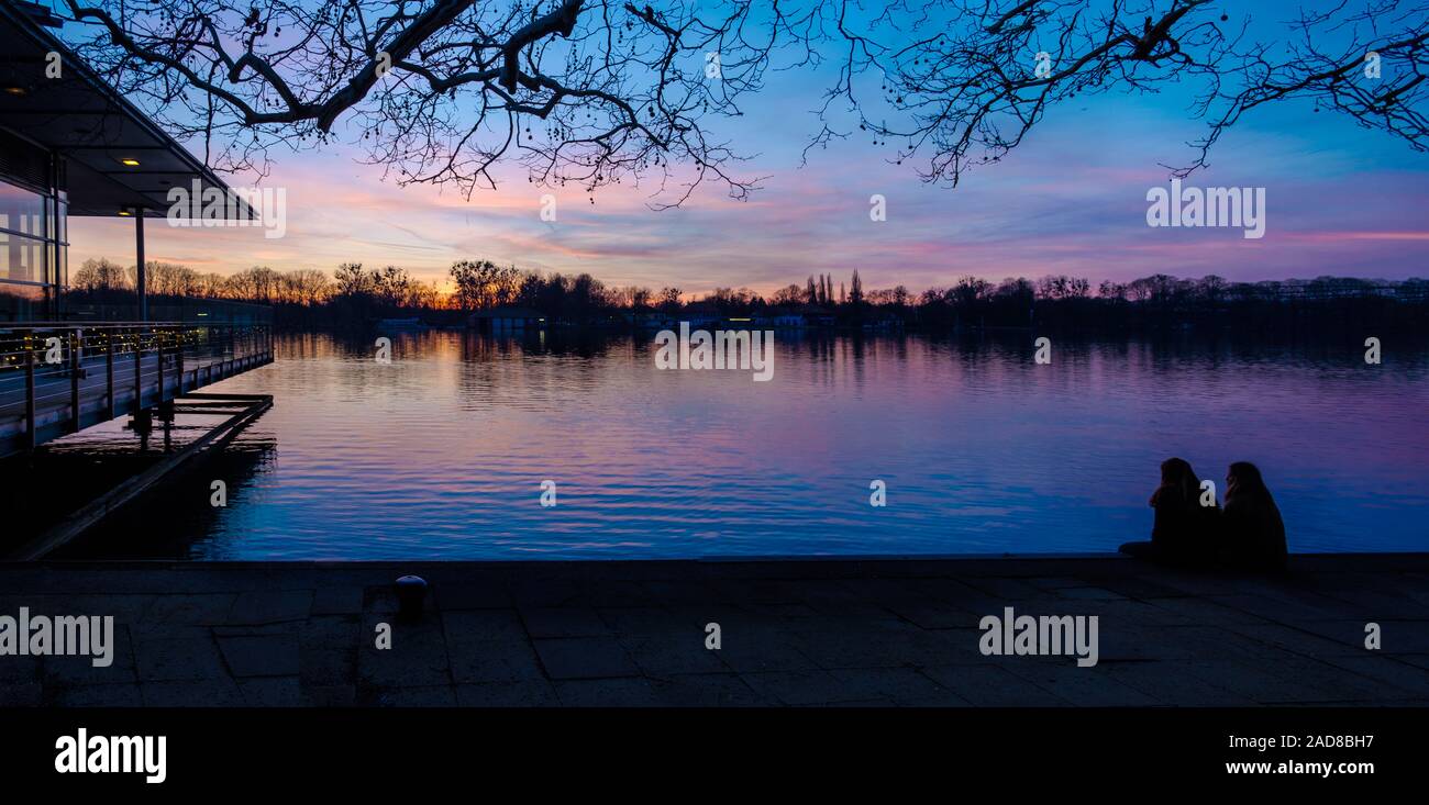 Pier und Cafe auf magischen Sonnenuntergang auf See Küste. Stockfoto