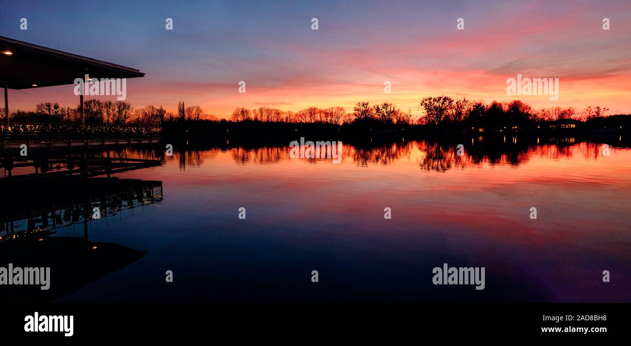 Pier und Cafe auf magischen Sonnenuntergang auf See Küste. Stockfoto