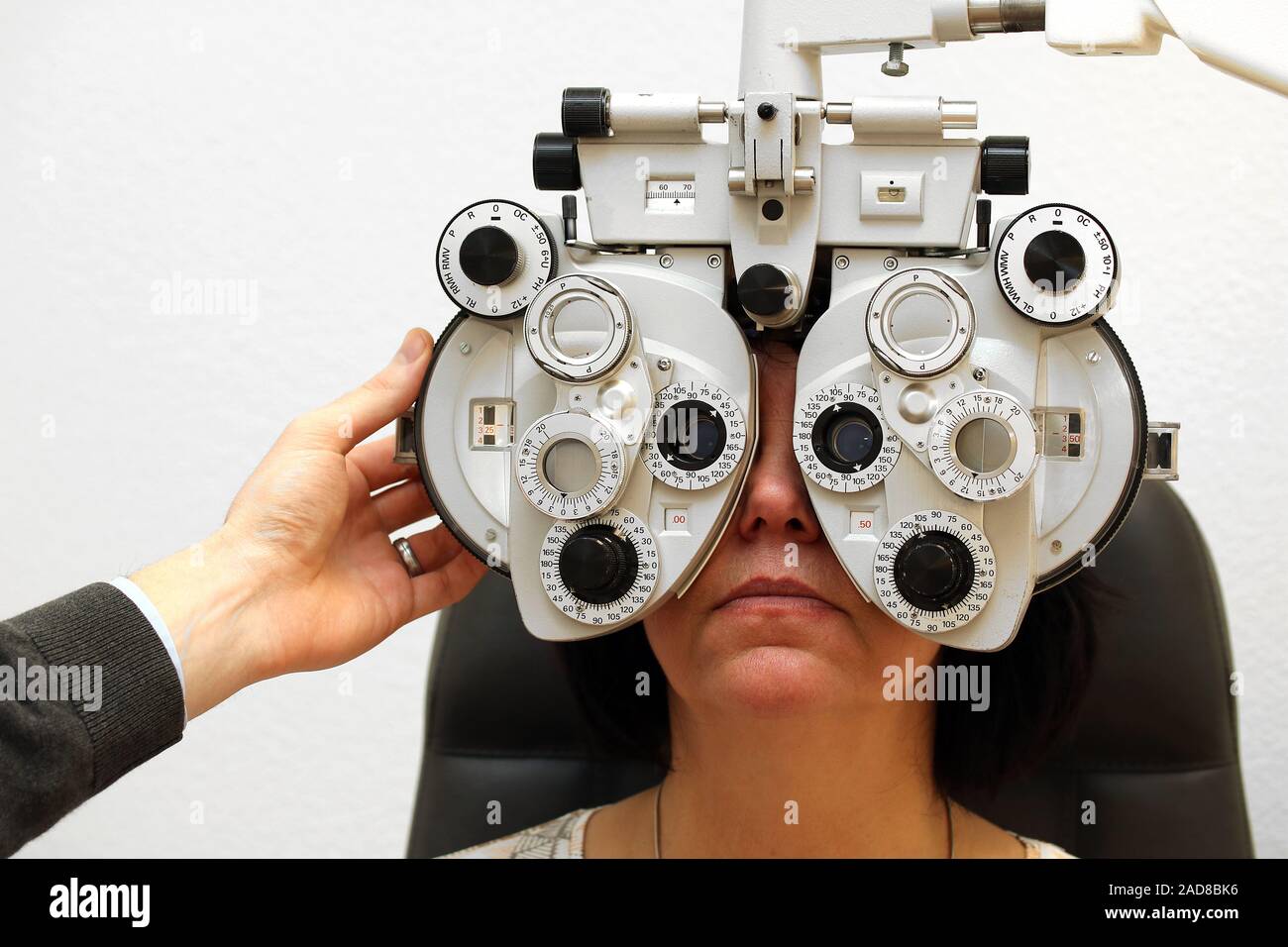 Frau an den Augenarzt Stockfoto
