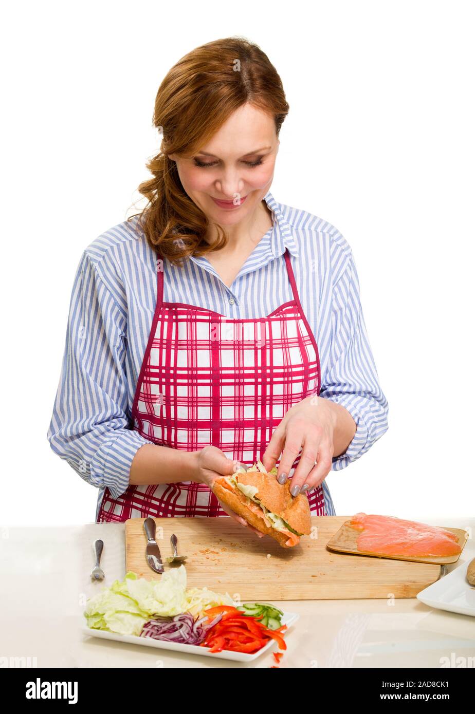 Schönen erwachsenen Frau Kochen in der Küche. Stockfoto