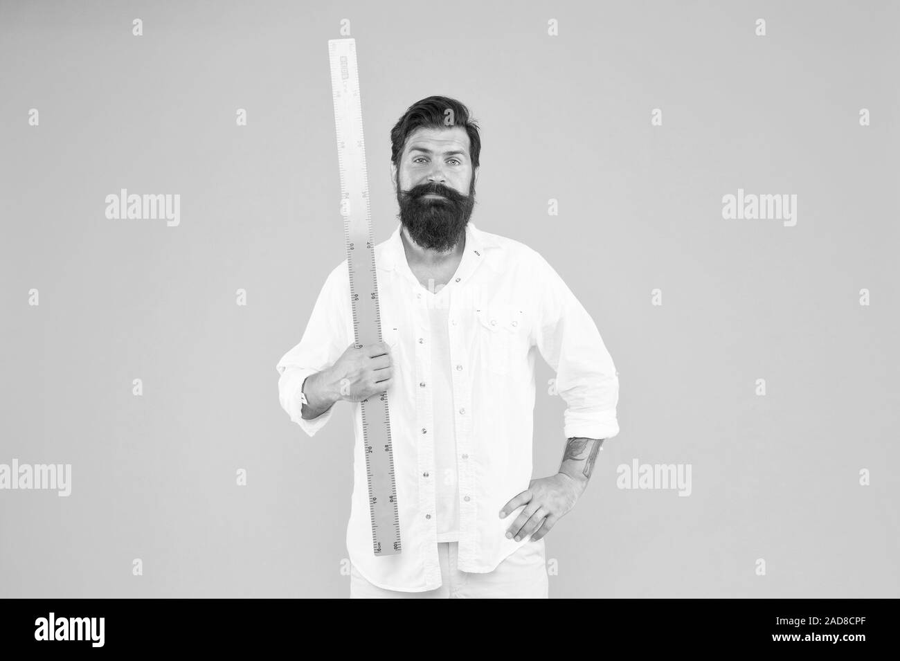 Wo das Studium beginnt. Mathe student Vorbereitung Herrscher für das Studium Lektion auf gelben Hintergrund. Bärtiger Mann Studium der Geometrie an der Universität. Studieren und Lernen. Stockfoto