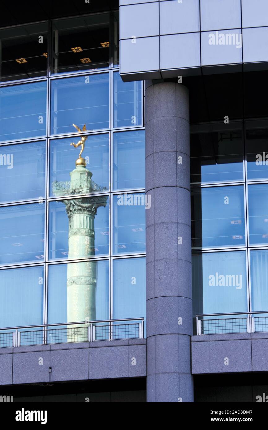 Reflexion an der Place de Bastille Stockfoto