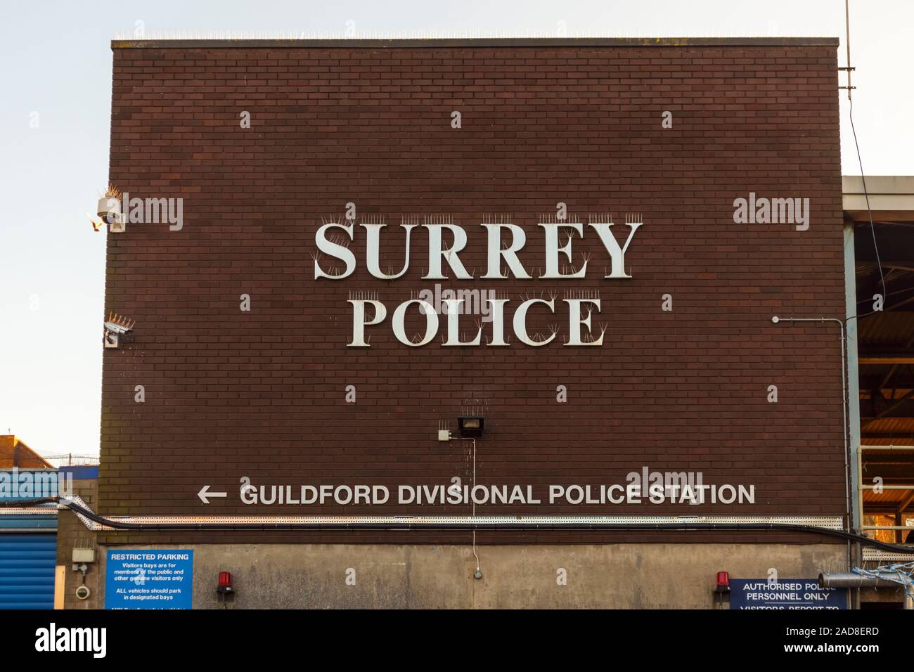 Zeichen für Polizei, Surrey Guildford gg Polizeistation an der lokalen Polizeistation in Guildford, Surrey, Südosten, England, Grossbritannien Stockfoto