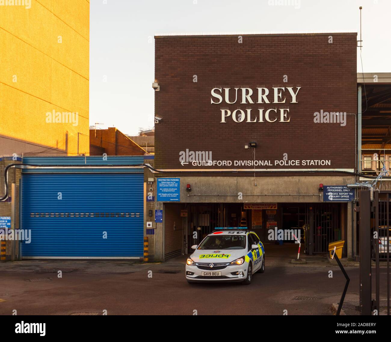 Zeichen für Polizei, Surrey Guildford gg Polizeistation an der lokalen Polizeistation in Guildford, Surrey, Südosten, England, Grossbritannien Stockfoto