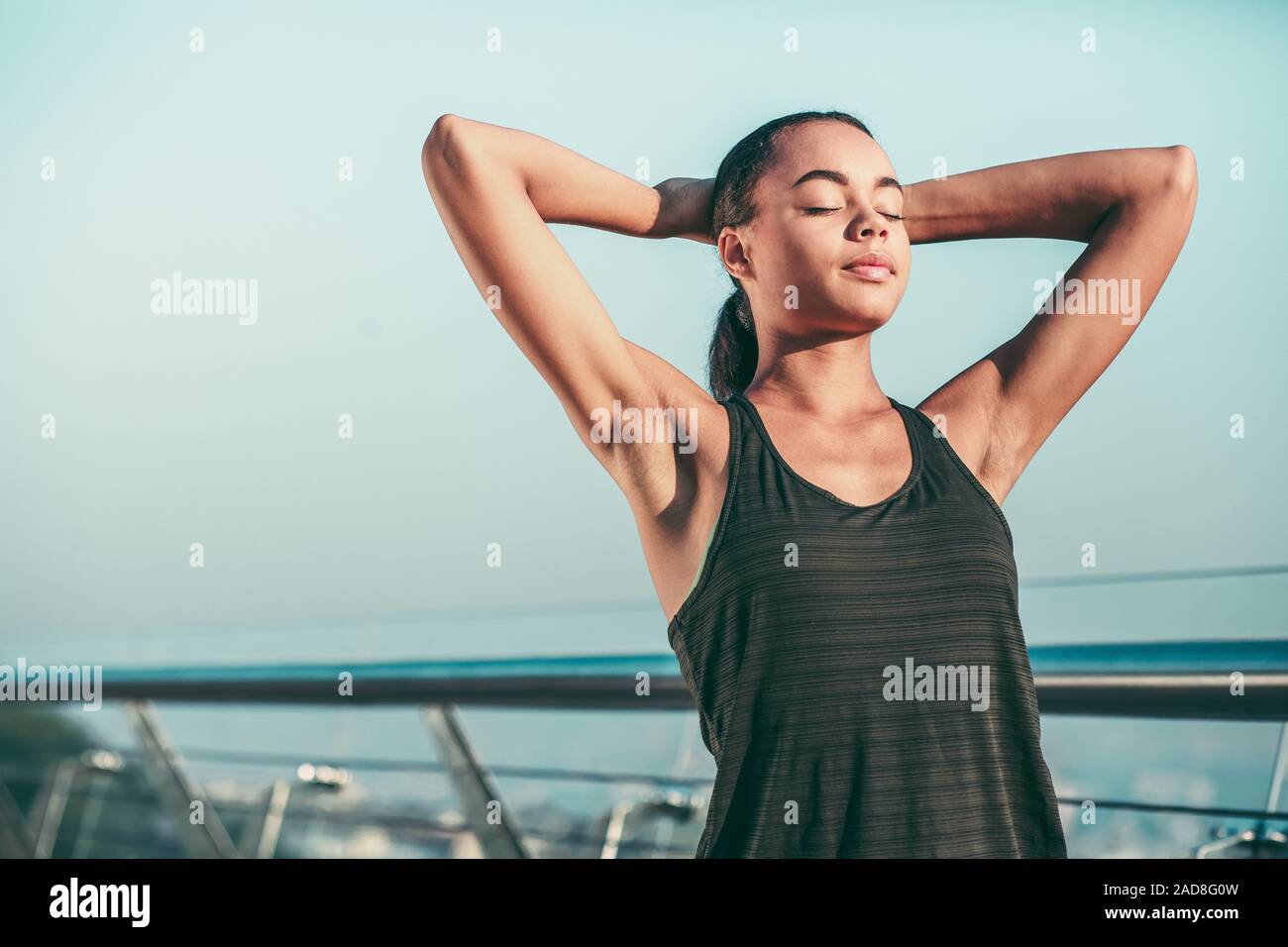 Entspannung im Freien mit geschlossenen Augen Foto Stockfoto
