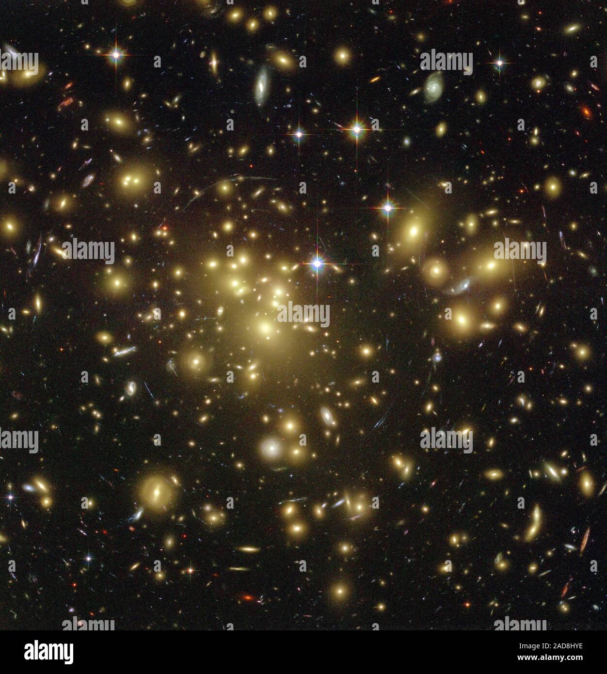 Eine massive Cluster der gelblichen Galaxien, scheinbar in einem rot und blau Spinnennetz von schaurig verzerrte Hintergrundgalaxien gefangen, macht für eine faszinierende Bild aus der neuen Advanced Camera für Umfragen an Bord der NASA-Hubble-Weltraumteleskop. Diese beispiellose Abbild des Kosmos zu machen, Hubble spähte gerade in der Mitte einer der Massereichsten Galaxienhaufen Abell 1689 bekannt, genannt. Die Schwere des Clusters Billionen Sterne - plus Dunkle Materie - Handlungen, die als 2-Mio.-light-weiten 'Objektiv' im Raum. Diese "Gravitationslinse" Biegungen und vergrößert das Licht der Galaxien entfernt w Stockfoto