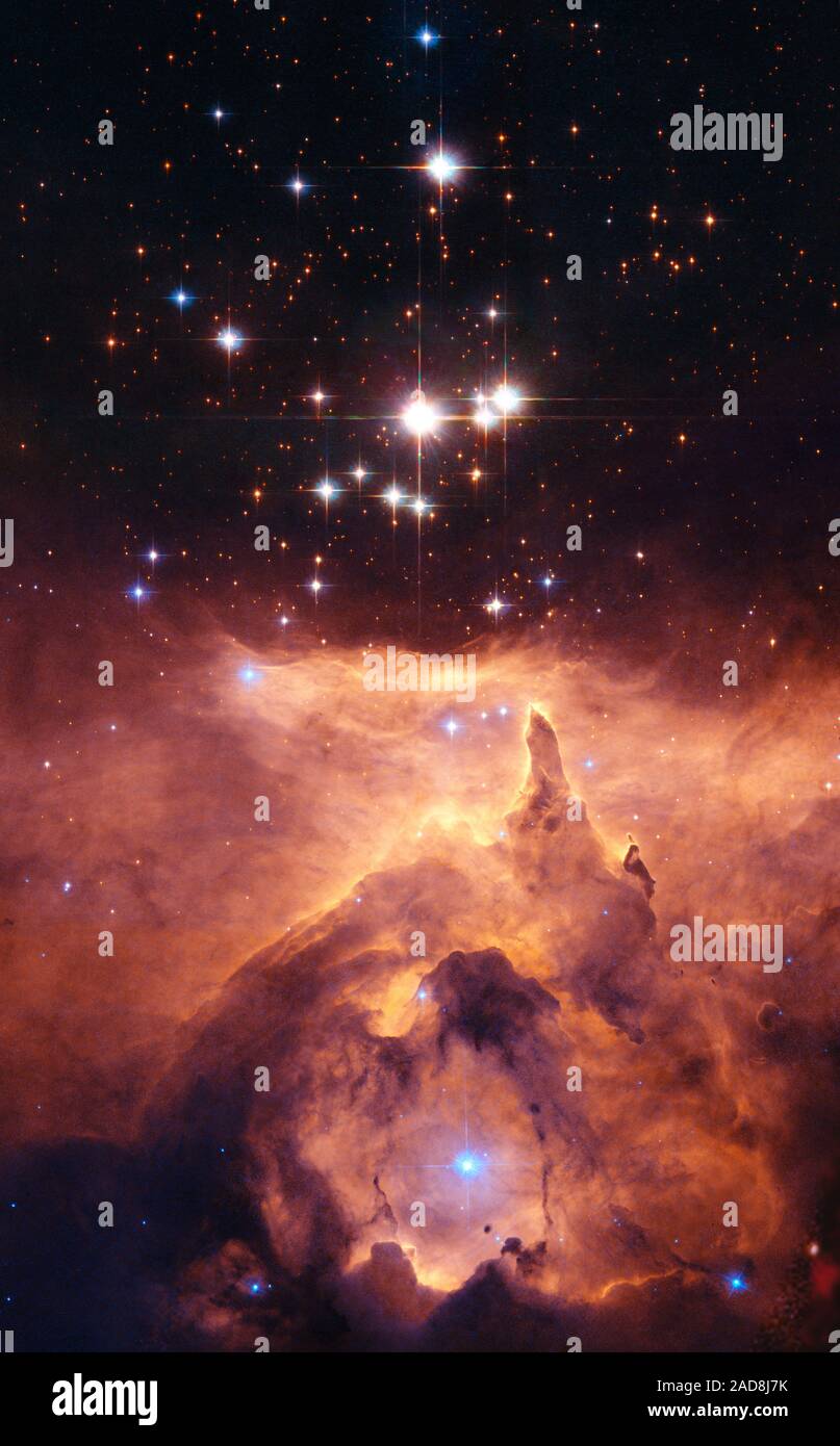 Die kleine offene Sternhaufen Pismis 24 liegt im Kern der großen emissionsnebel NGC 6357 in Scorpius, rund 8.000 Lichtjahre von der Erde entfernt. Einige der Sterne in diesem Cluster sind äußerst massive und intensive UV-Strahlung aussenden. Das hellste Objekt im Bild ist Pismis 24-1. Es war einmal gedacht, so viel wie 200 bis 300 Sonnenmassen zu wiegen. Dies würde es nicht nur die mit Abstand meisten massiven bekannte Sterne in der Galaxie gemacht haben, würde es aber deutlich über die derzeit geglaubt, obere Massengrenze von etwa 150 Sonnenmassen für einzelne Sterne gesetzt haben. Aber, hohe Auflösung Stockfoto