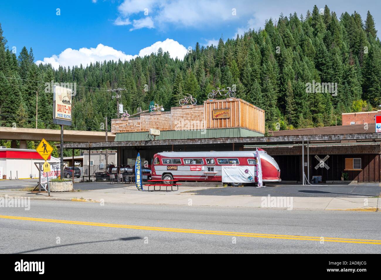 Ein Vintage, Retro roadside Diner mit konvertierten vintage Bus in der Bergstadt Wallace, Idaho. Stockfoto