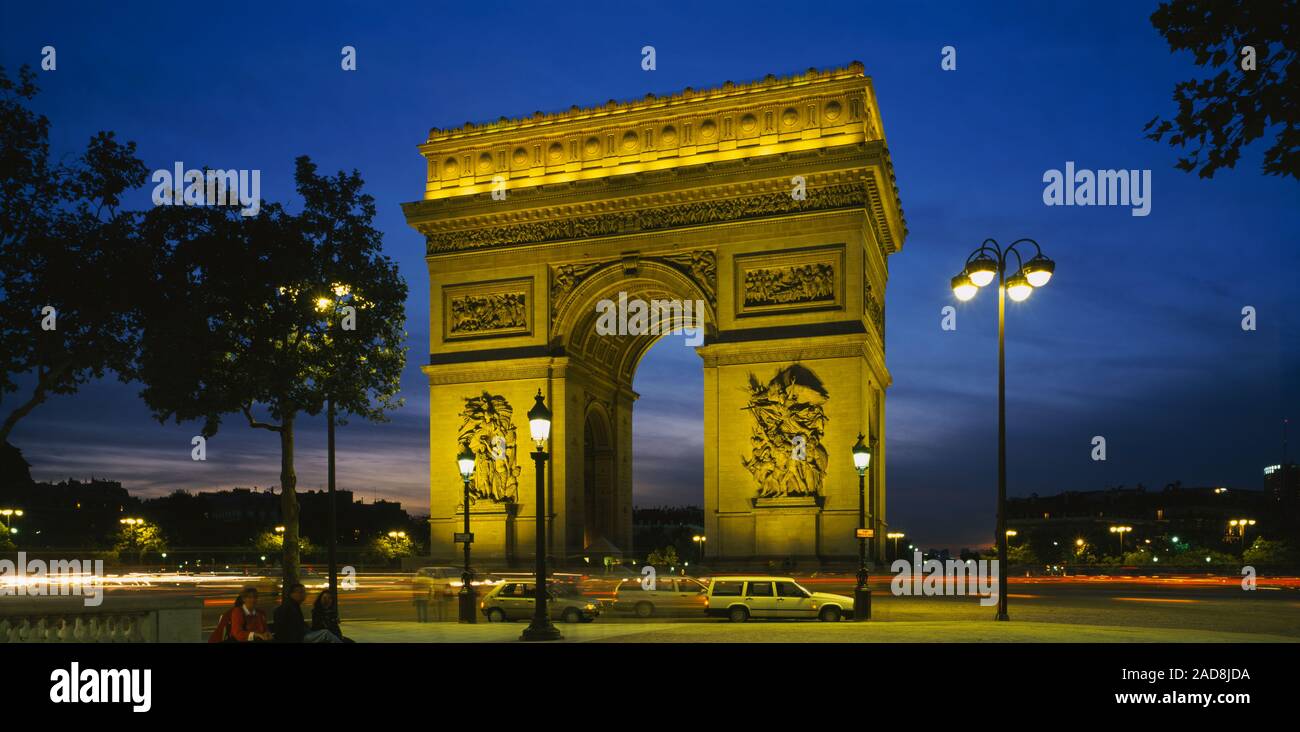 Low Angle View ein Denkmal, Arc de Triomphe, Paris, Frankreich Stockfoto