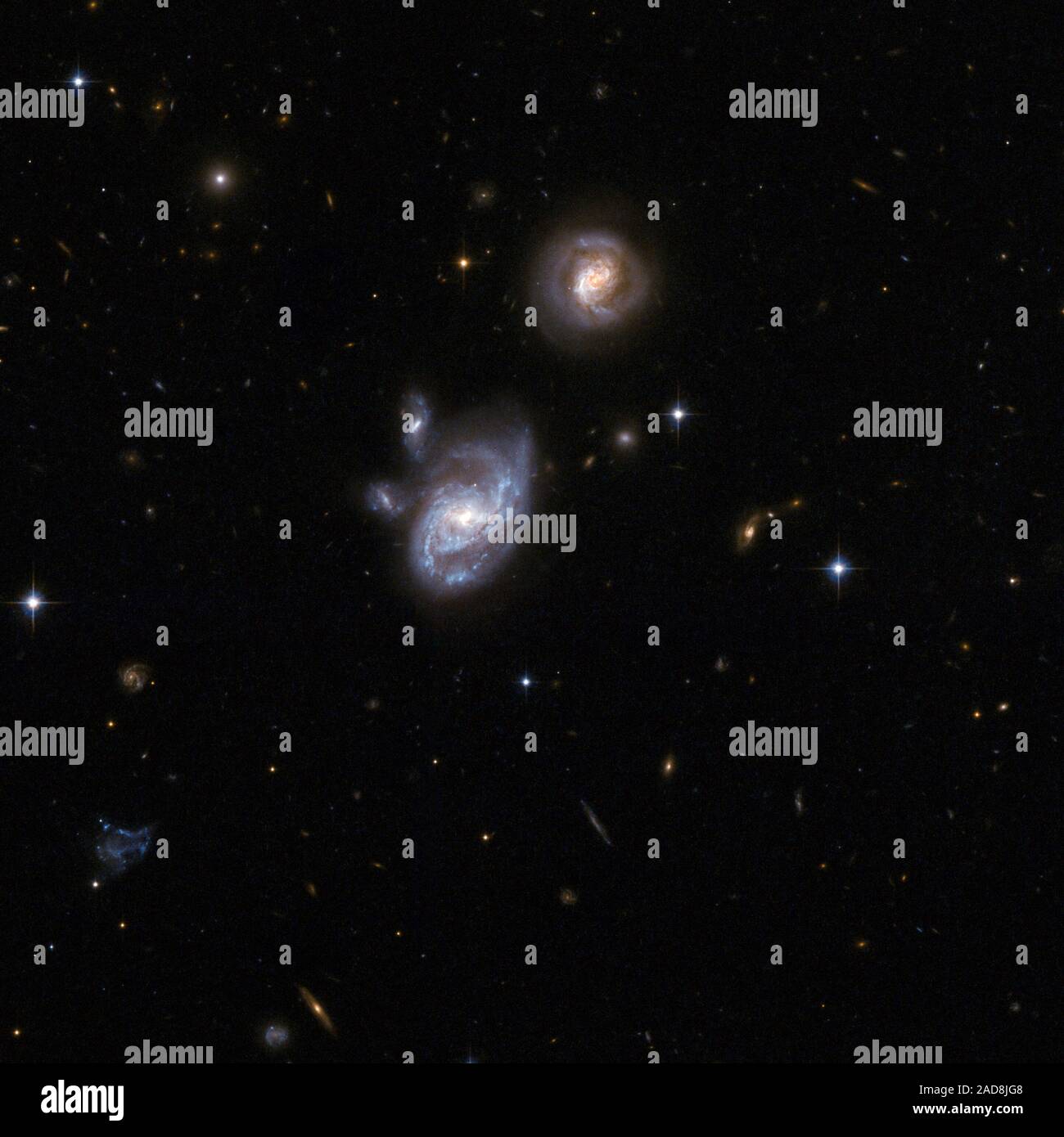 Dieses Bild besteht aus zwei interagierende Galaxien, die sowohl durch die gravitative Wechselwirkung gestört werden. Die Trennung des Paares - etwa 130.000 Lichtjahre - deutet darauf hin, dass die Galaxien, die der gerechte Anfang sind zum zu verschmelzen. Die beiden Galaxien bilden eine ultra-helle Ir-System, das für die frühen Stadien einer Interaktion ungewöhnlich ist. Eine mögliche Erklärung ist, dass die eine oder beide der Komponenten haben bereits erfahren, einer Fusion oder einer Interaktion. Riesige schwarze Löcher lauern auf die Kerne der beiden Galaxien, die in der Konstellation Hydra, die Sea Serpent gefunden werden, etwa 700 Millio Stockfoto