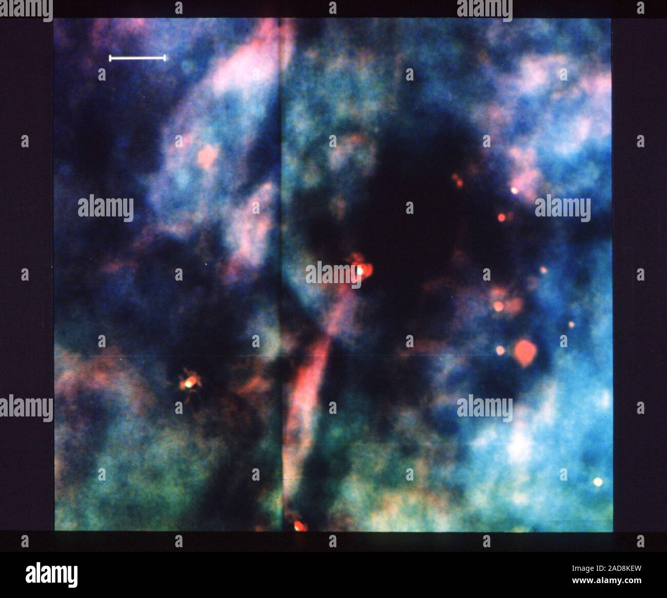 Dieses Foto, die mit der Wide Field/Planetary Camera auf der NASA-Hubble-Weltraumteleskop, zeigt die detaillierte Struktur einer neu entdeckten Jet von Material von einem jungen Stern im Orionnebel streaming. Während ähnliche Strahlen von der Erde aus sichtbar wurden, die neuen Beobachtungen offenbaren die Struktur dieser Jet mit beispielloser Klarheit. Von besonderer Bedeutung ist die Tatsache, dass der Jet hell ist entlang seiner Ränder im Lichte der gasförmigen Schwefelatomen (hier rot dargestellt). Experten glauben, dass diese Struktur aufgrund von Fronten an der Grenze zwischen der Düse und das umgebende Gas zum Schock Stockfoto