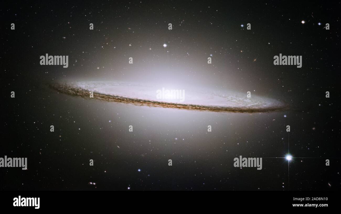 Die NASA-Hubble-Weltraumteleskop hat seine Gestochen scharfes Auge auf eines der Prächtigsten und fotogen Galaxien des Universums ausgebildet, die Sombrero Galaxie Messier 104 (M104). Markenzeichen der Galaxie ist ein brillantes Weiß, bauchigen Kern wird durch den dicken Staub Bahnen bestehend aus die spiralförmige Struktur der Galaxie umkreist. Wie von der Erde aus gesehen, die Galaxie geneigt ist fast der Kante. Sehen wir es aus nur sechs Grad nördlich der äquatorialen Ebene. Dieses brillante Galaxie wurde den Sombrero wegen seiner Ähnlichkeit mit dem breiten Rand und Namens-erstklassige Mexican Hat. Bei einem relativ hellen Größenordnung von +8, M104 ist nur werden Stockfoto