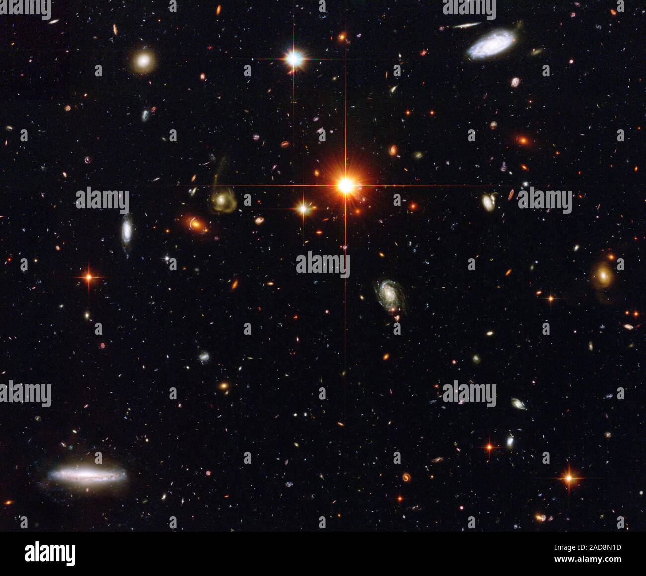 Tiefer Blick ins Universum, NASA's Hubble Space Telescope hat ausspioniert eine Menagerie von Galaxien. Innerhalb der gleichen winzigen Raum befindet, diese zahlreichen Galaxien Anzeige ein Sortiment von einzigartigen Eigenschaften. Einige sind groß; einige sind klein. Einige sind relativ in der Nähe, aber die meisten sind weit entfernt. Hunderte dieser lichtschwache Galaxien noch nie gesehen worden, bis ihr Licht durch Hubble gefangengenommen wurde. Dieses Bild stellt eine typische Ansicht unserer fernen Universum. In dieses Bild, Hubble ist auf der Suche nach einem langen Korridor von Galaxien, die sich Milliarden von Lichtjahren entfernten im Raum, entspreche Stockfoto