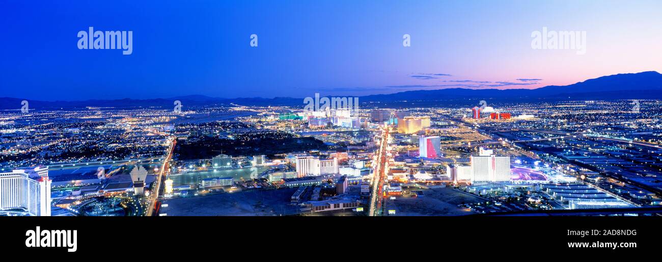 Panoramablick auf die Stadt in der Abenddämmerung, Las Vegas, Nevada, USA Stockfoto