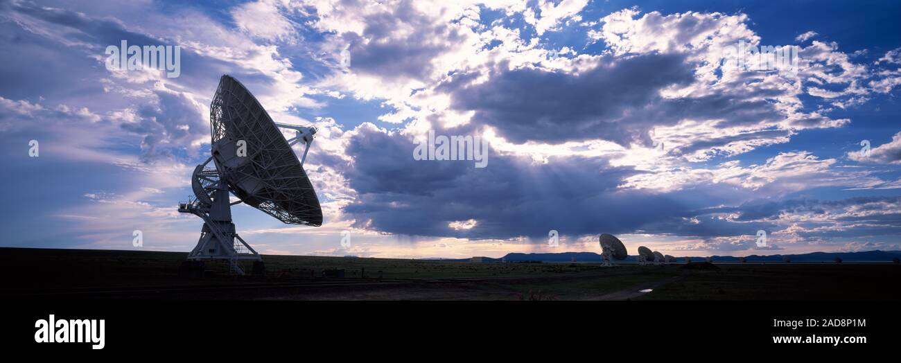 Wolken über einem Radioteleskop, sehr große Reihe, National Radio Astronomy Observatory Socorro, New Mexico, USA Stockfoto