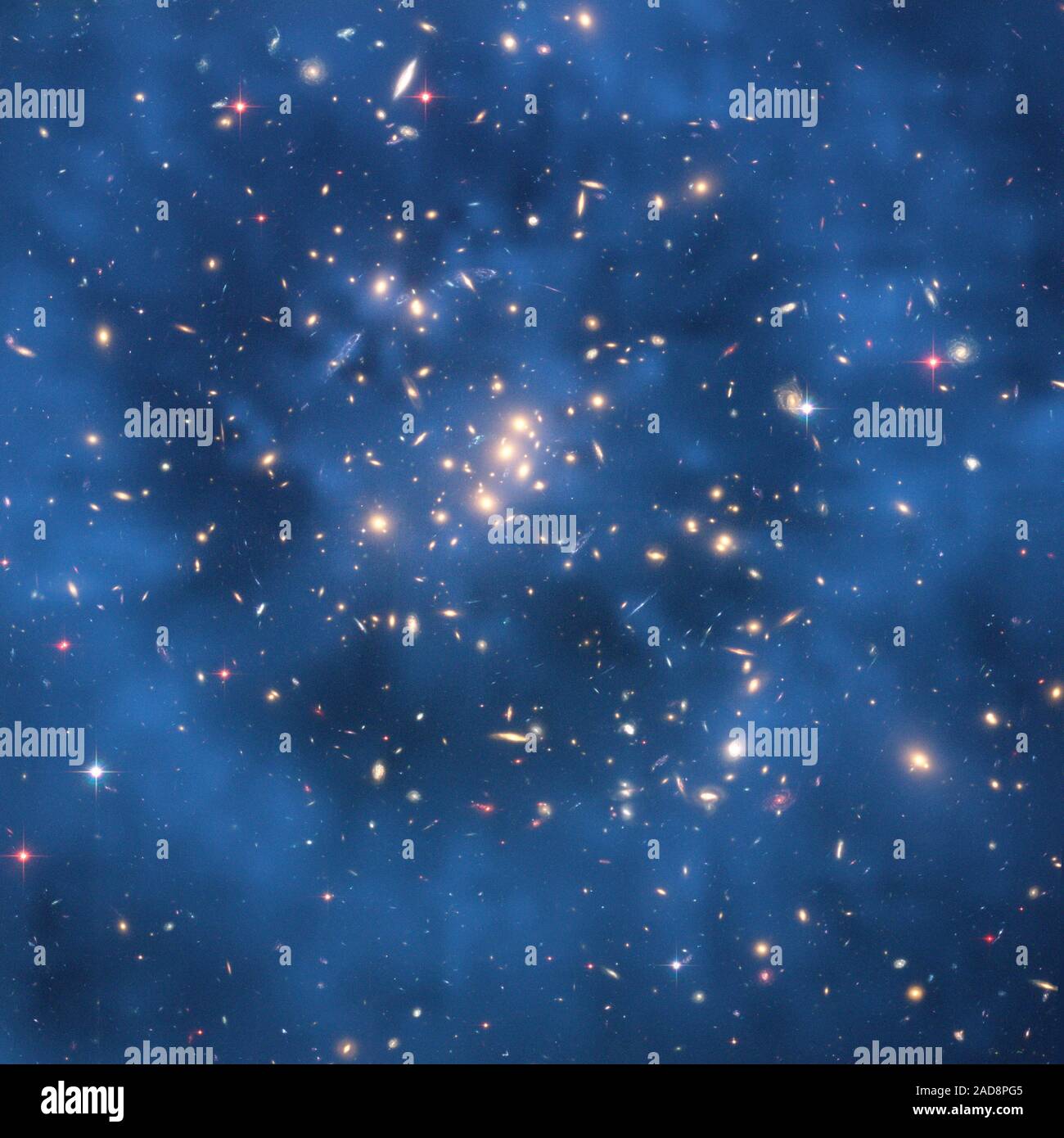 Das Hubble Space Telescope zusammengesetzte Bild zeigt einen gespenstischen 'Ring' der Dunklen Materie in Galaxienhaufen Cl 0024+17. Die ringförmige Struktur ist in der Blauen Karte von dunkler Materie Verteilung des Clusters deutlich. Die Karte ist auf einem Hubble-bild des Clusters überlagert. Der Ring ist einer der stärksten Beweise für die Existenz der dunklen Materie, eine unbekannte Substanz, die das Universum durchdringt. Die Karte wurde von Hubble Beobachtungen, wie die Schwere der Cluster Cl 0024 +17 das Licht von weit entfernten Galaxien, eine optische Illusion, die sogenannten Gravitationslinsen verfälscht abgeleitet. Stockfoto