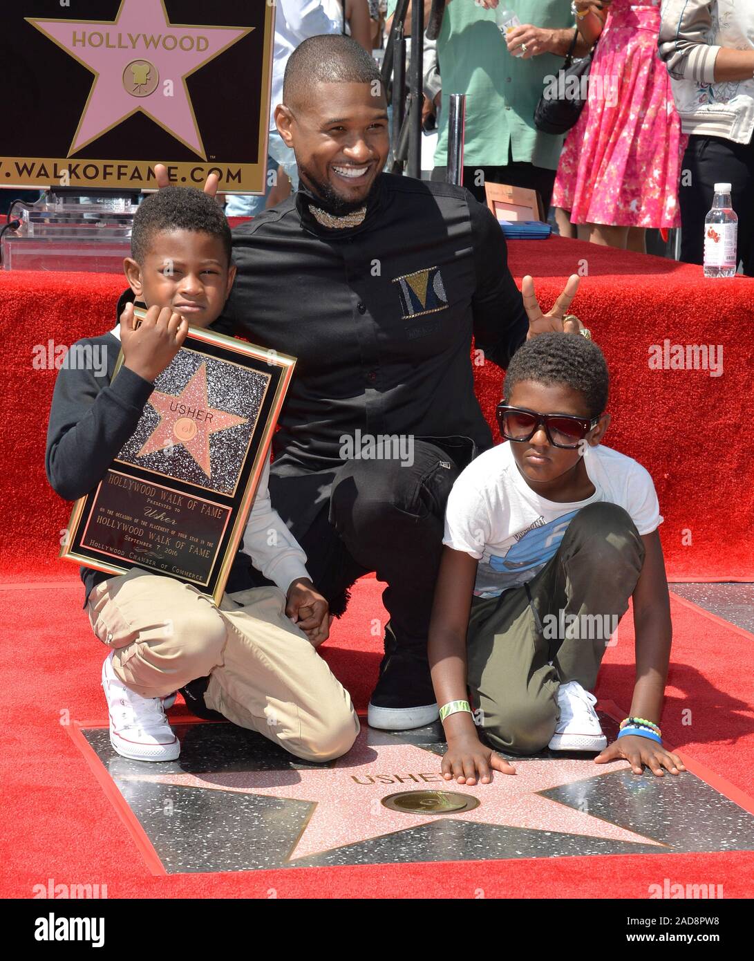 LOS ANGELES, Ca. September 7, 2016: Sänger/Schauspieler Usher & Söhne Naviyd Ely Raymond & Usher Raymond V bei seinem Hollywood Walk of Fame star Zeremonie. © 2016 Paul Smith/Featureflash Stockfoto