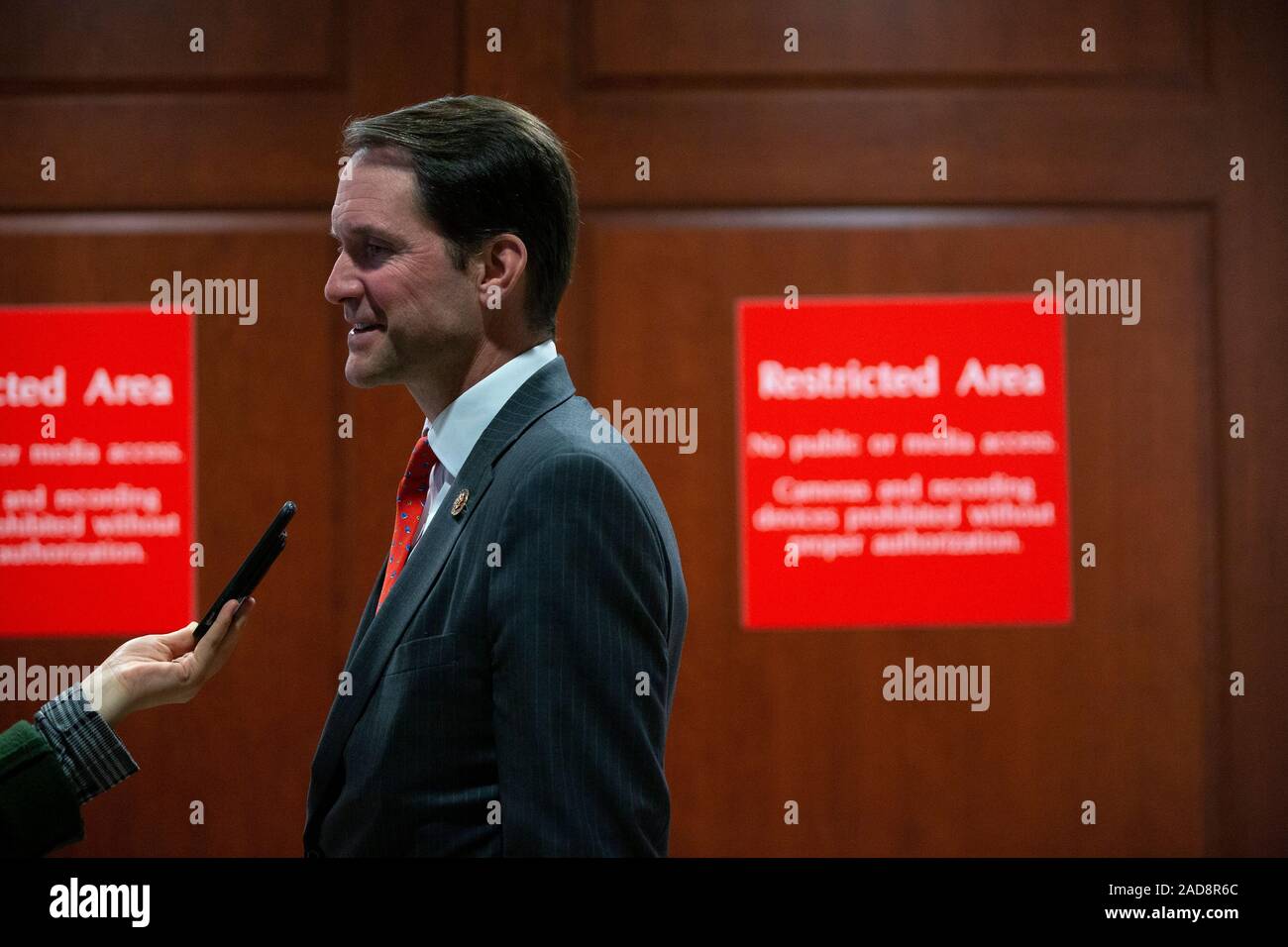 Washington, Vereinigte Staaten von Amerika. 03 Dez, 2019. United States Vertreter Jim Himes (Demokrat von Connecticut) spricht mit einem Reporter außerhalb der Scif auf dem Capitol Hill in Washington, DC, USA am Dienstag, 3. Dezember 2019. Credit: Stefani Reynolds/CNP | Verwendung der weltweiten Kredit: dpa/Alamy leben Nachrichten Stockfoto