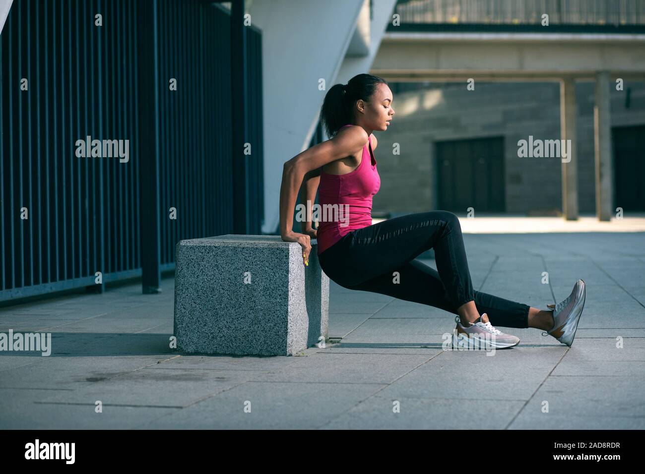 Professionelle Sportlerin, Reverse dips Foto Stockfoto