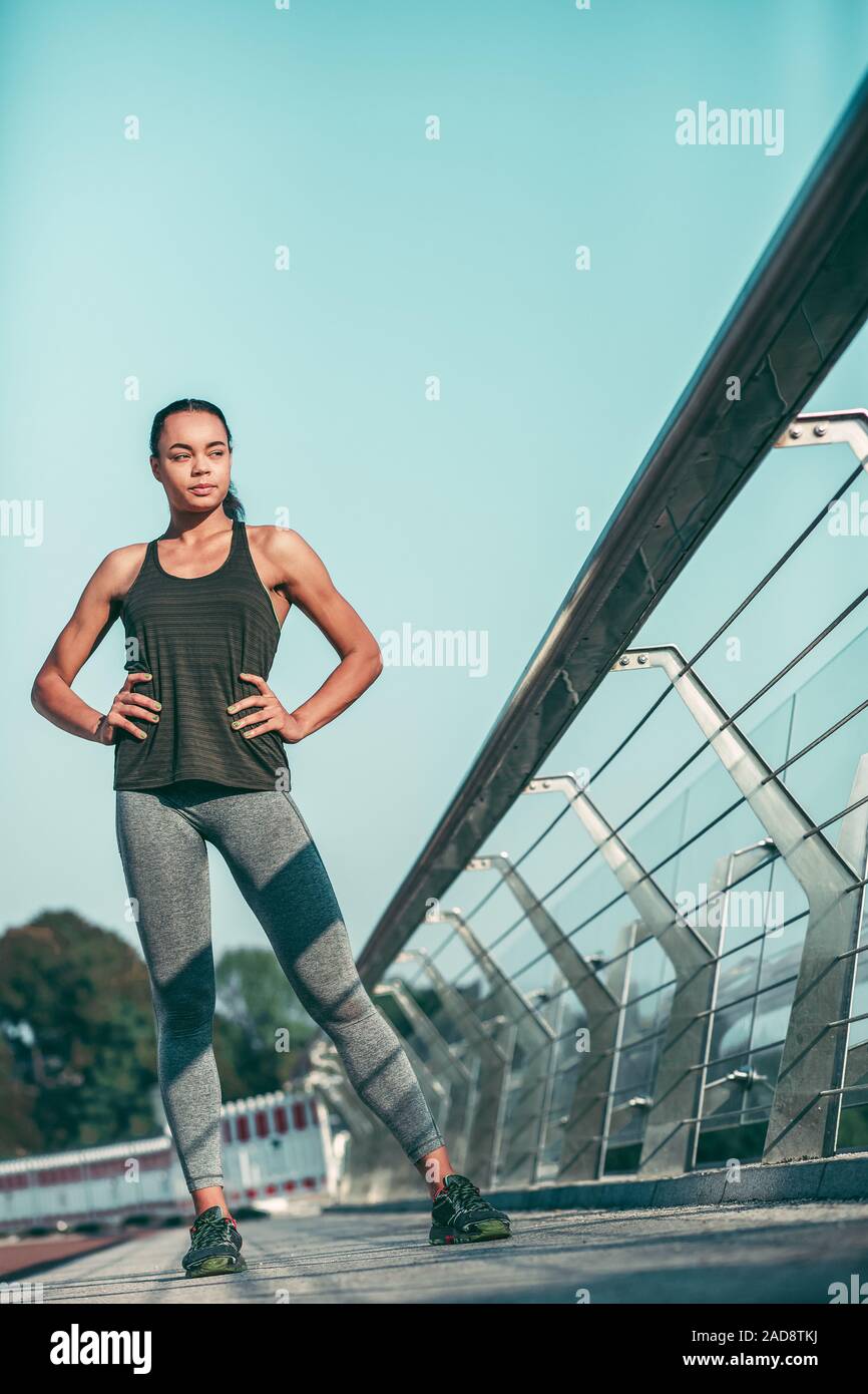 Sportliche Frau auf der Brücke stehen allein der Foto Stockfoto