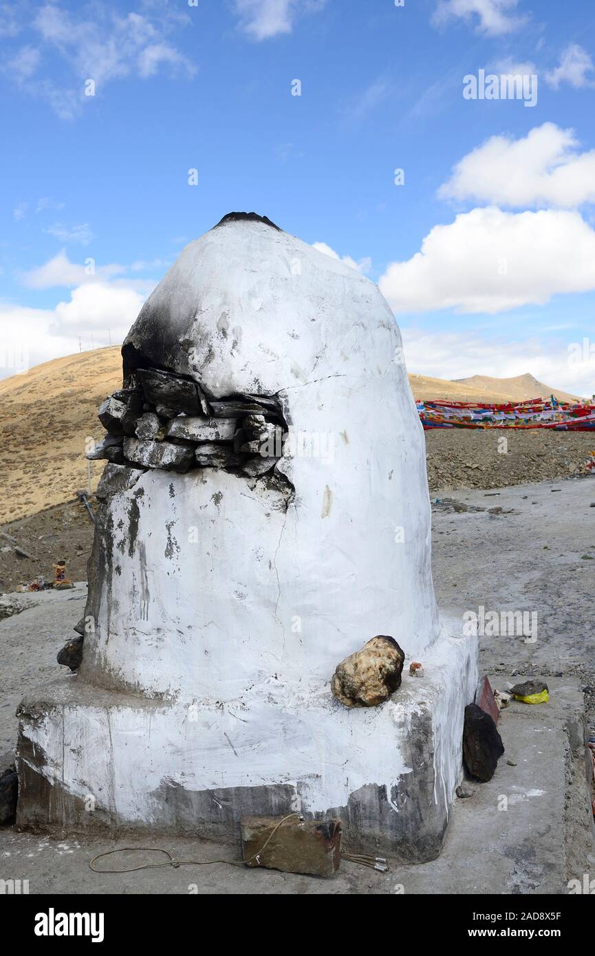 Eine Bergspitze ist mit einem Stein Struktur, in der die vorfinden Räucherstäbchen zusammen mit Gebetsfahnen in der Brahmaputra Tal der tibetischen Hochebene zu brennen. Stockfoto
