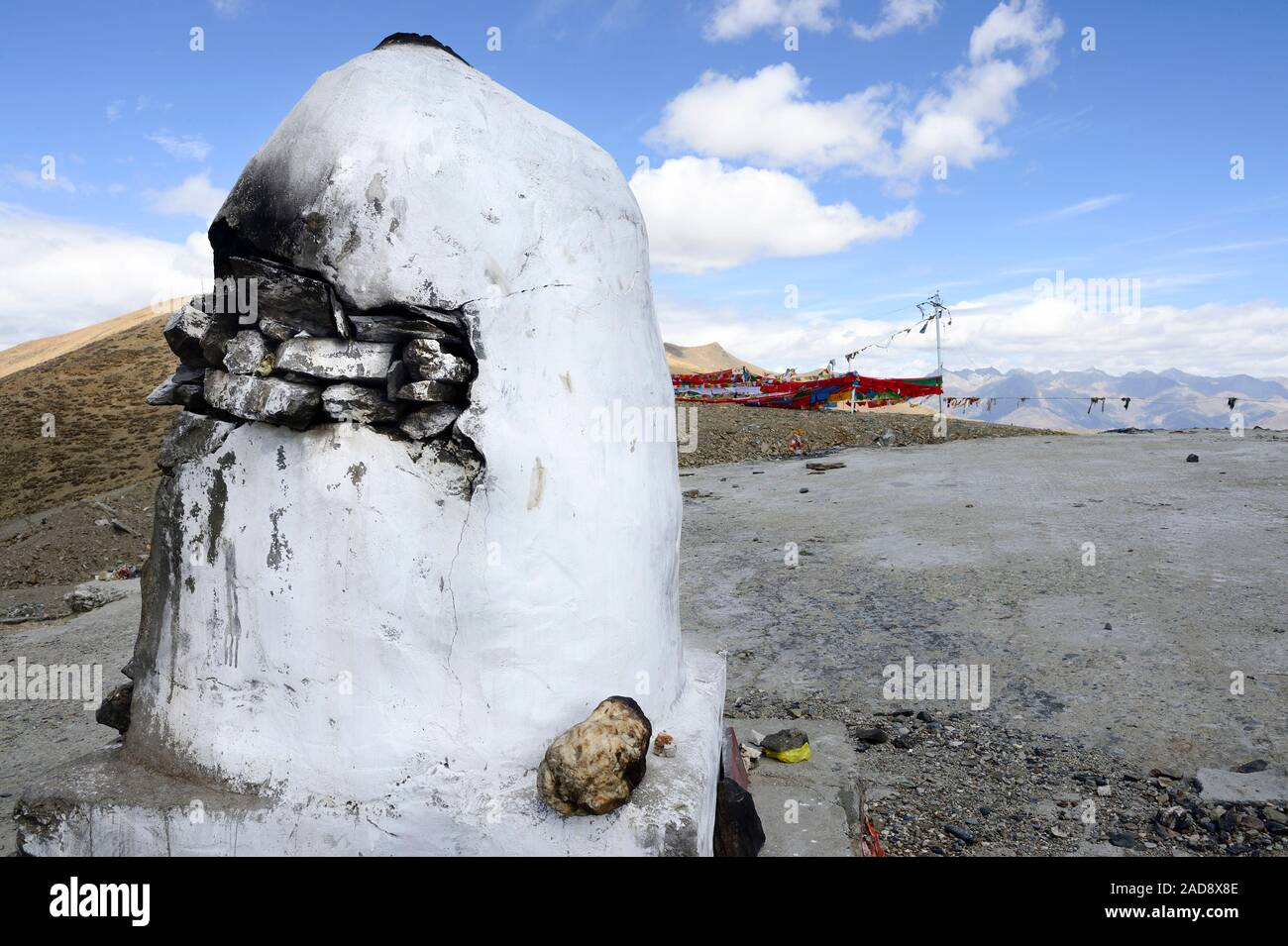 Eine Bergspitze ist mit einem Stein Struktur, in der die vorfinden Räucherstäbchen zusammen mit Gebetsfahnen in der Brahmaputra Tal der tibetischen Hochebene zu brennen. Stockfoto