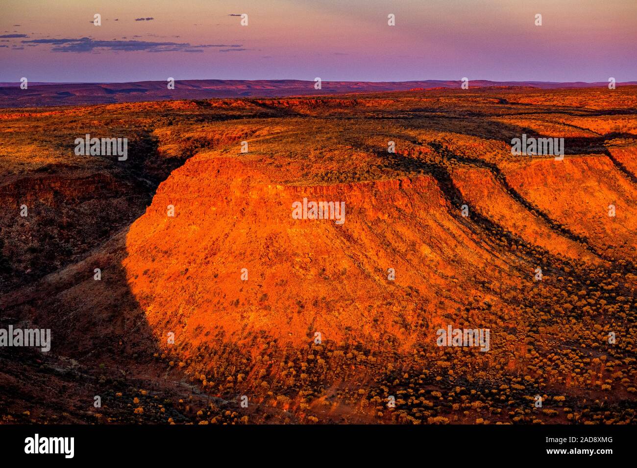 Sonnenuntergang in der entfernten australischen Outback. Ein Luftbild der George Gill Range in der Nähe von Kings Creek, Northern Territory, Australien. Stockfoto