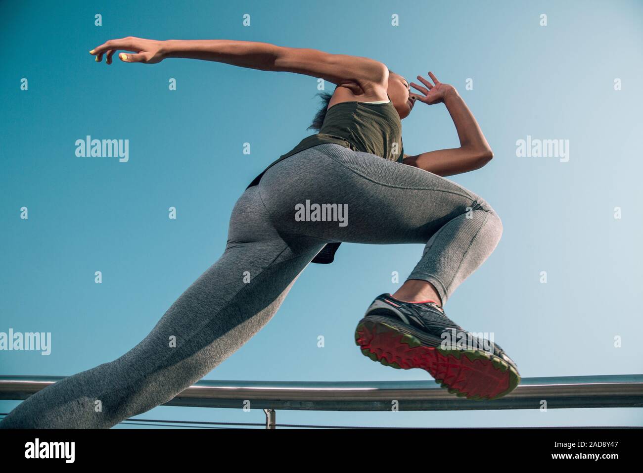 Slim Fit Sportlerin in Bewegung, während der Ausführung der Foto Stockfoto