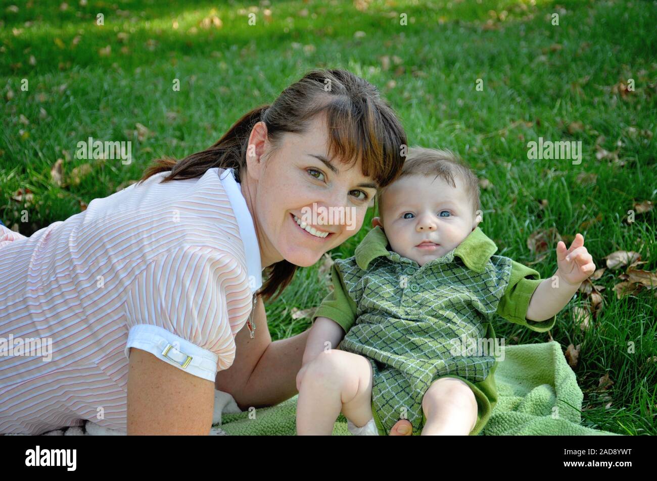 Mutter mit Säugling Sohn portrait Stockfoto