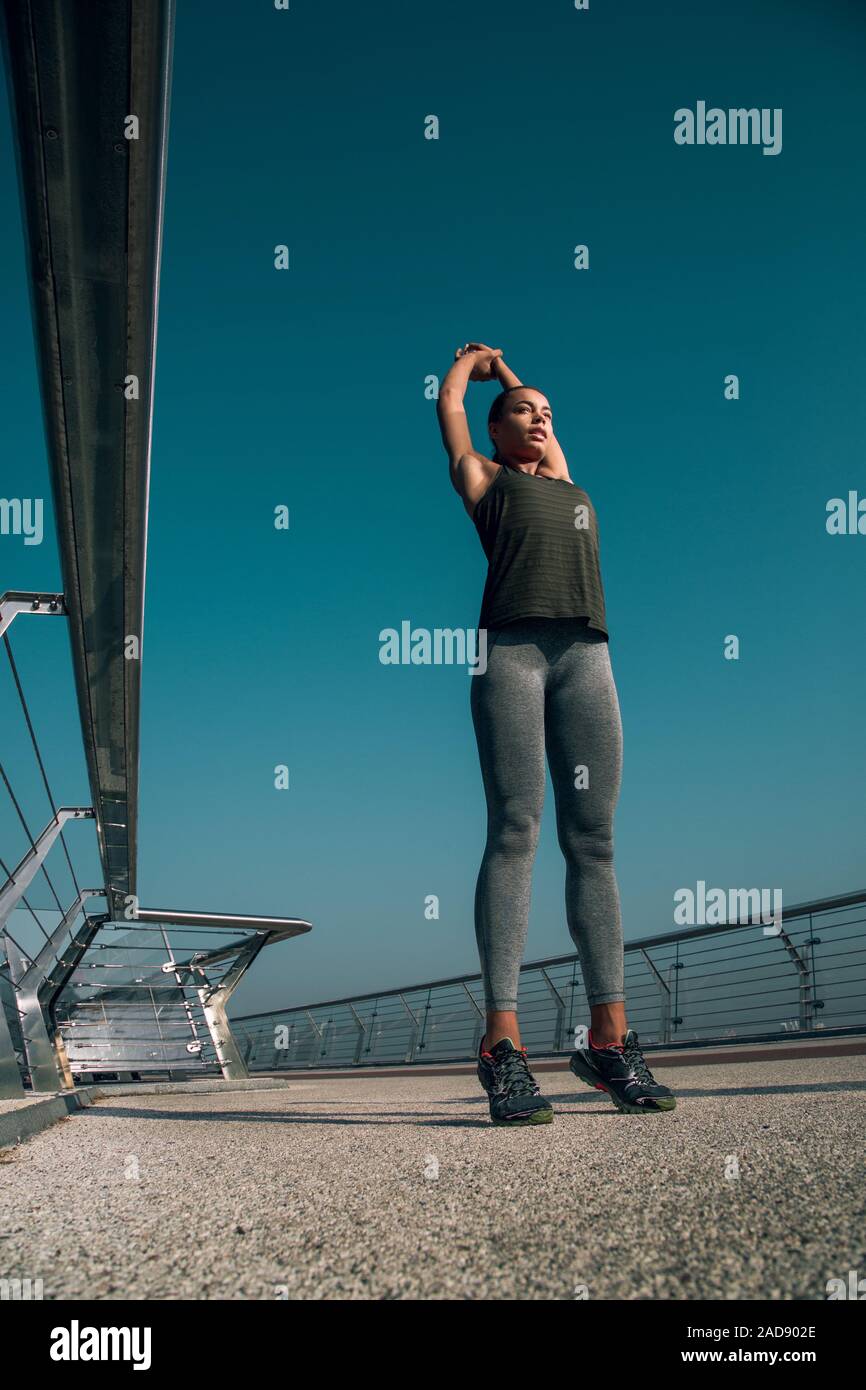 Weibliche Athleten Aufwärmen vor dem Training Foto Stockfoto