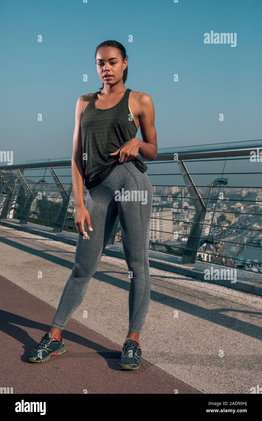 Attraktive elegante sportliche Dame im Freien foto- Stockfoto