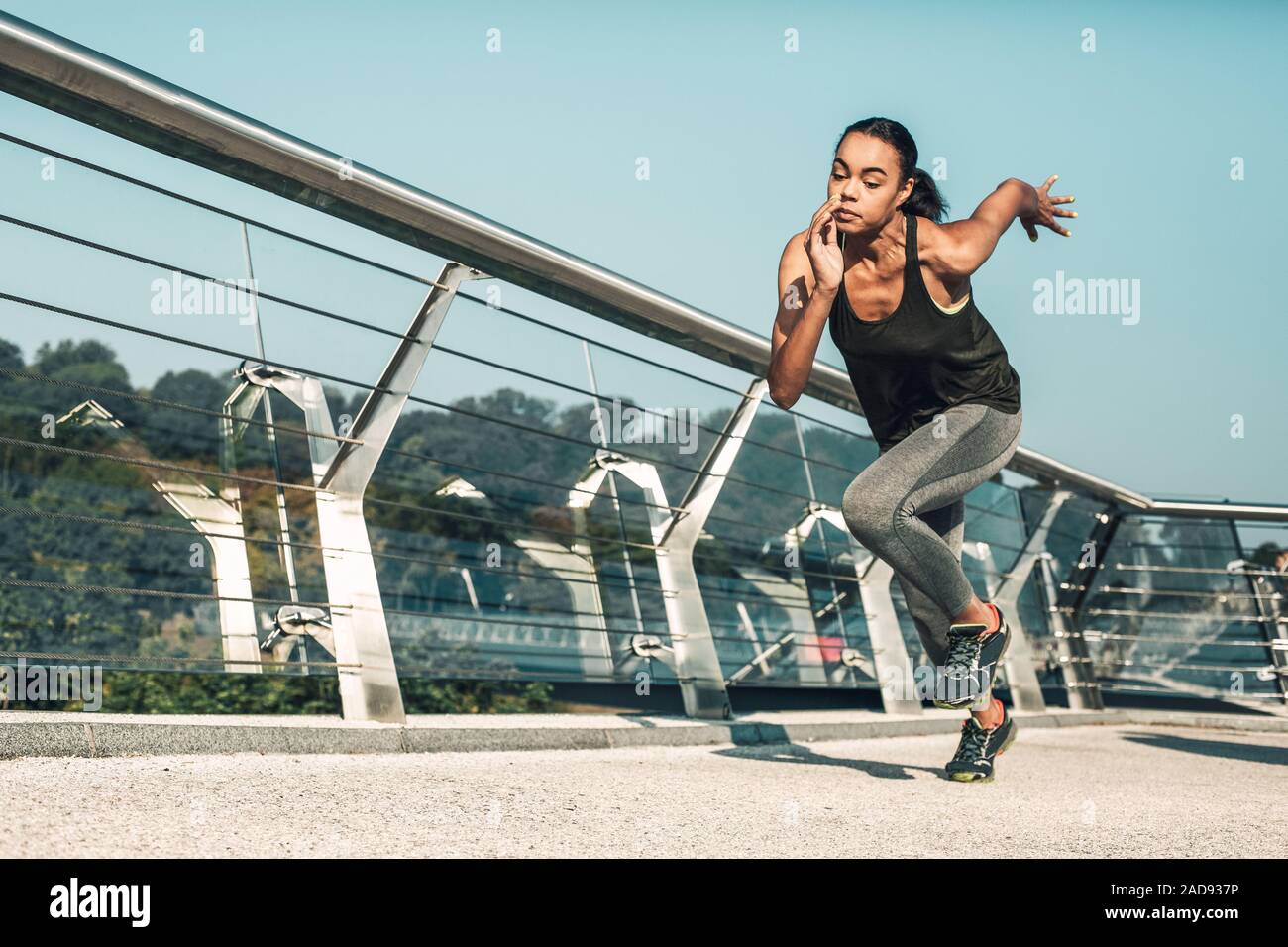 Sportlerin mit zunehmender Geschwindigkeit während der Ausführung der Foto Stockfoto