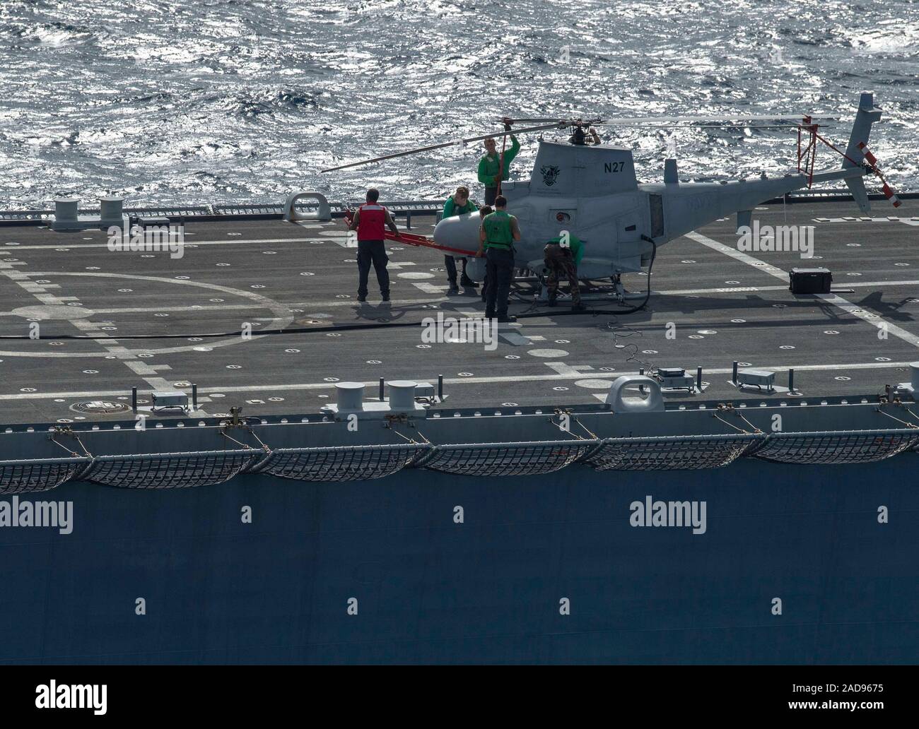 191123-N-DW 182-1339 ATLANTIK (Nov. 23, 2019) Segler führen Sie einen Preflight check auf ein MQ-8B Fire Scout zum "Ritter" der Hubschrauber Meer Combat Squadron (HSC) 22 auf dem Flugdeck der Freiheit zugeordnet - Klasse Littoral Combat Ship USS Detroit (LCS 7). Während dieser Einsatz in den Bereich der US Southern Command in der Verantwortung, der USS Detroit, mit Eingeschifft, Hubschrauber und USCG Strafverfolgung Distanz, wird Joint Interagency Task Force South Mission, die auch bei der Drogenbekämpfung und Feueranzeige und Überwachung des illegalen Handels in der Karibik und östlichen Pazifik unterstützen. (U. Stockfoto