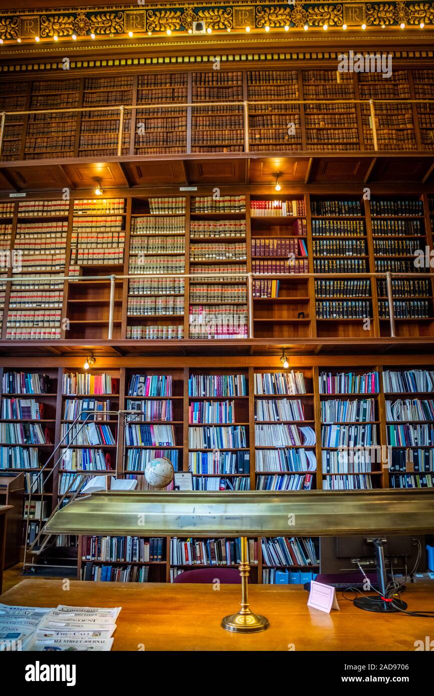 Die riesige Sammlung von Büchern in der öffentlichen Bibliothek von Providence, Rhode Island Stockfoto