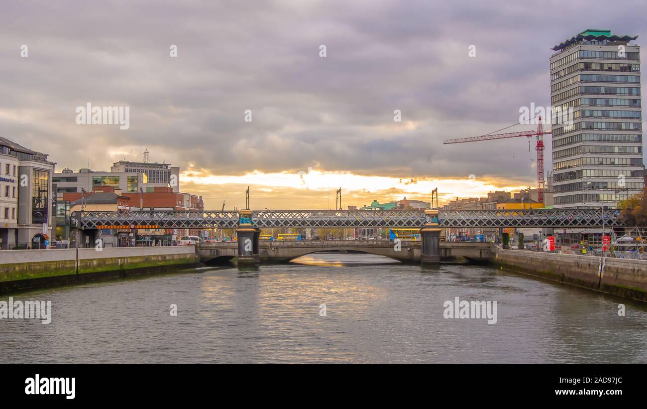 Liffey River in der Nähe von Customs House Quay, Dublin. Stockfoto