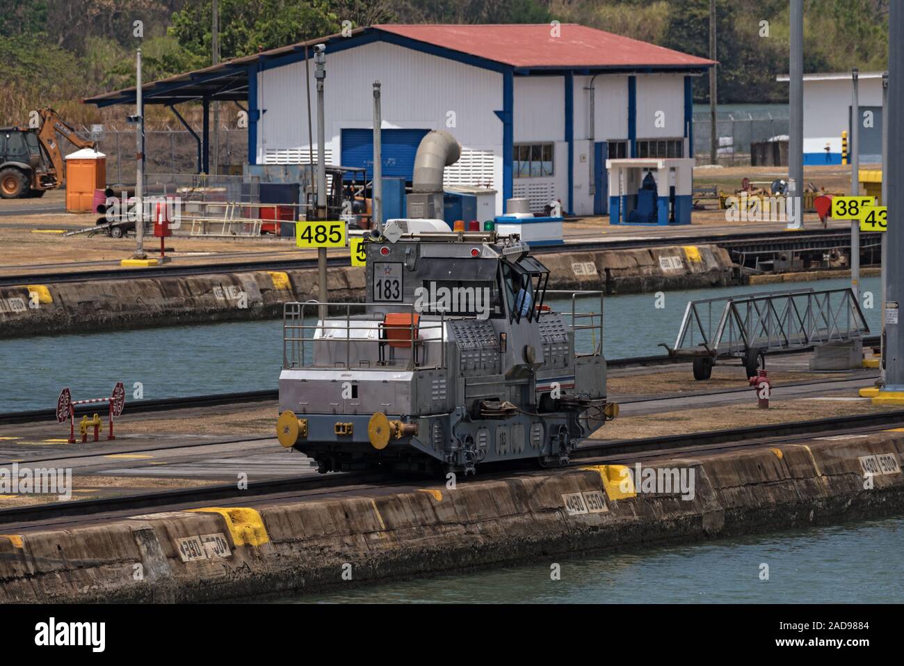 Elektrische Lokomotive auch als ein Maultier in Miraflores Schleusen auf panamakanal Panama City bekannt Stockfoto