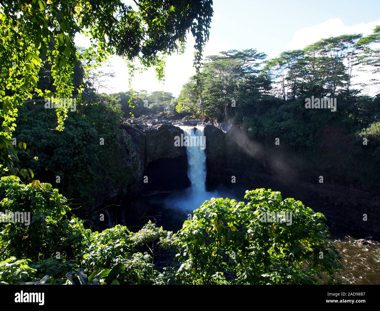 Rainbow Falls (Waiānuenue) in Hilo, Hawaii. Diese breite Wasserfall im Wailuku River ist bequem in Hilo entfernt. Es Kaskaden über einem Lav Stockfoto
