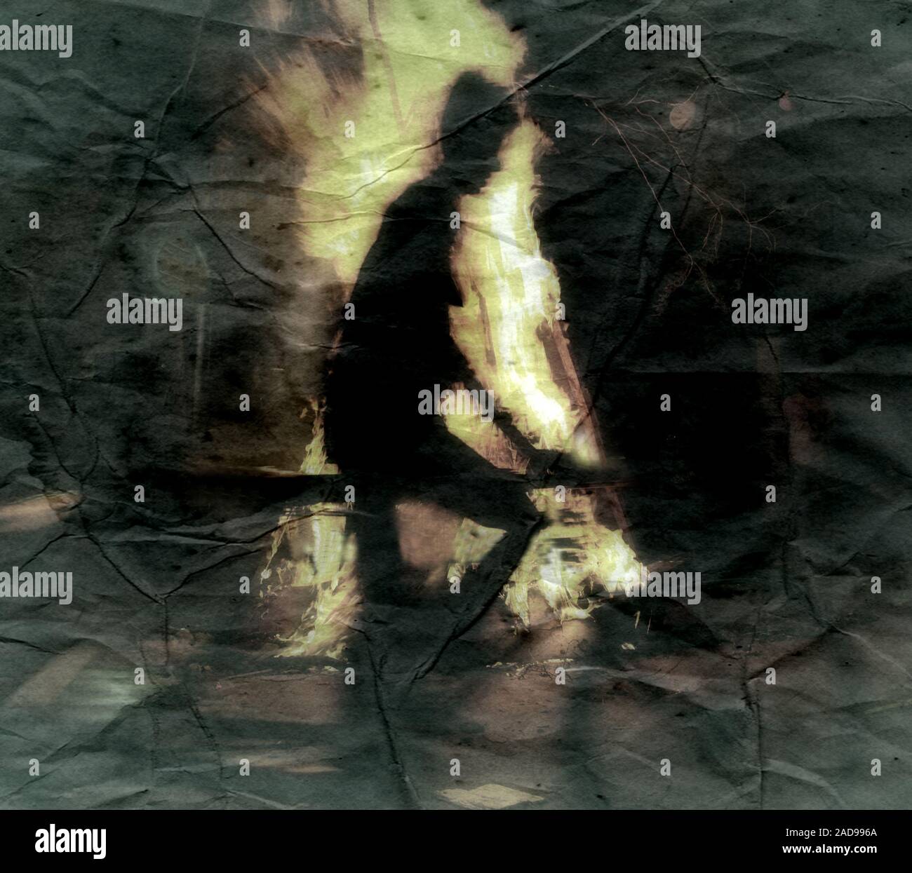 Das Feuer der Walpurgisnacht. Fliegende Hexe auf einem Besen Stockfoto